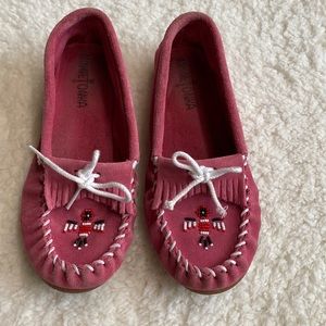 Pink Minnetonka moccasins kids/youth size 4 super cute